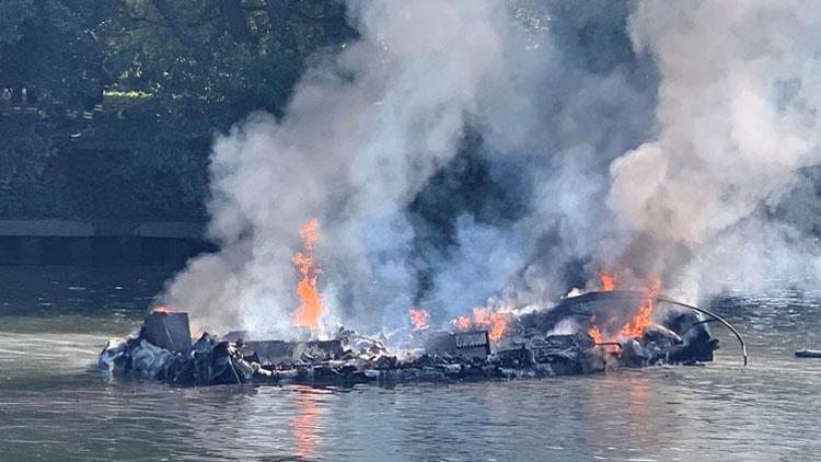 Thames Nehrinde yanan tekne battı: Yolcular nehre atlayarak kurtuldu