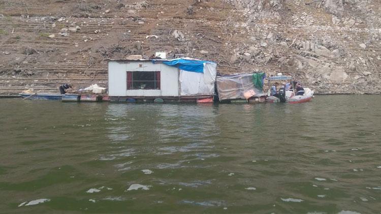 Şoke eden operasyon Barajın üstüne yüzen 3 ahşap ev kurmuşlar…
