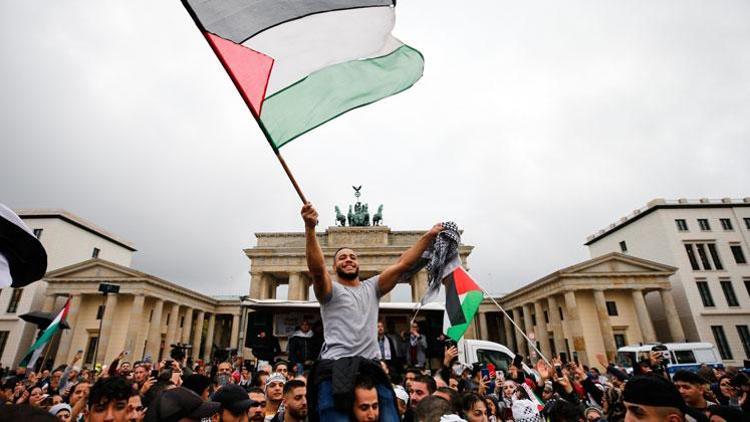 Brandenburg Kapısı’nda İsrail’e protesto, Berlin’e tepki