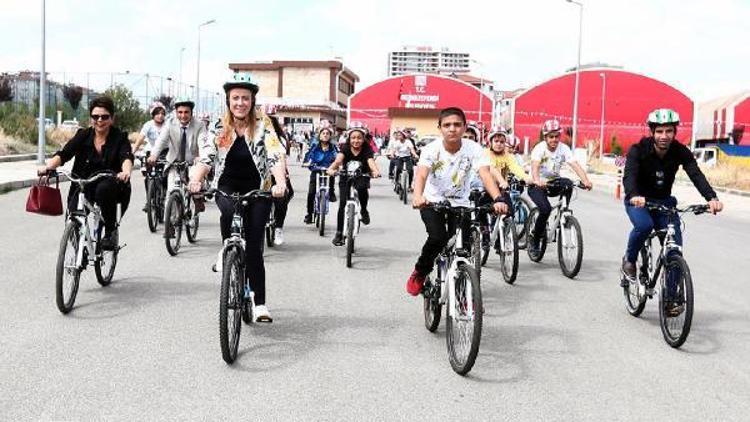 Çocuklar okullarına bisikletle gitti