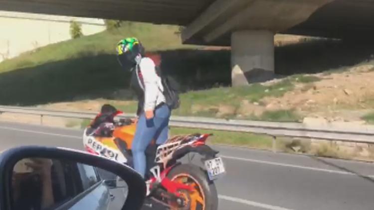 Kadıköyde motosikletli kadının tehlikeli yolculuğu