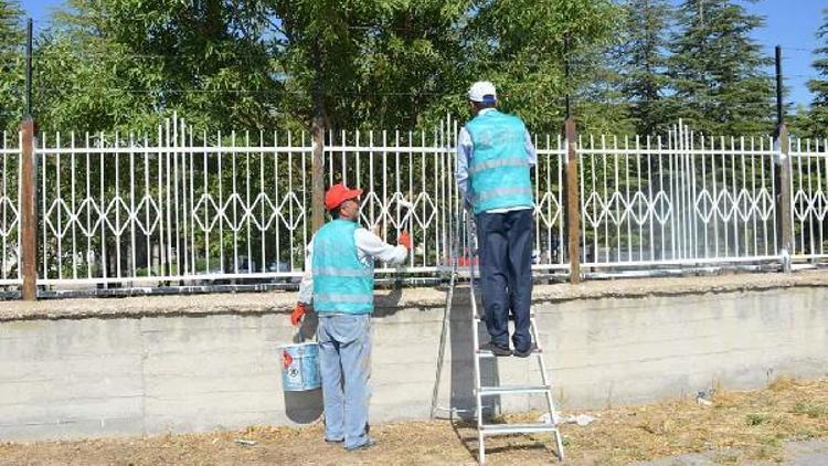 Yükümlüler huzurevinin bahçe duvar demirlerini boyadı