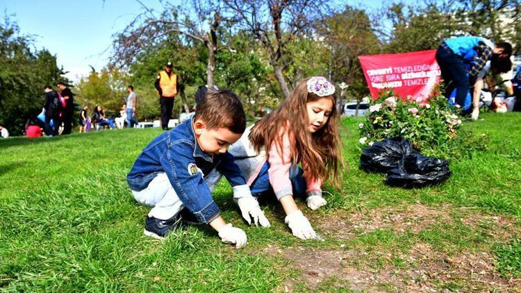 Parktan 323 kilo atık topladılar