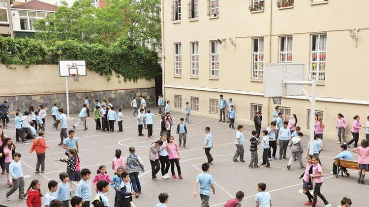 İstanbulda 14 okul tatil edildi