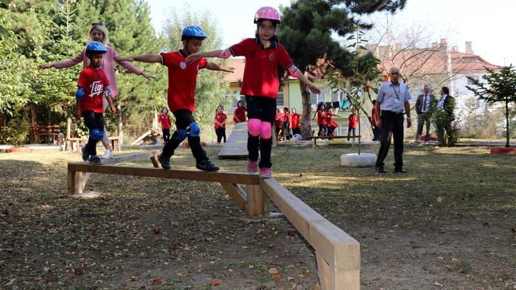 Okul bahçesini ‘macera park’a çevirdiler