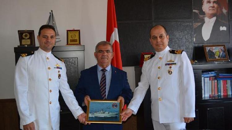 TCG Erdek Gemisi Komutanı Deniz Binbaşı Çele, Erdek Kaymakamı Ekrem Çalık’ı ziyaret etti.