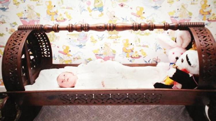 Dünyanın ilk tüp bebeği Türkiye’den hediye gönderilen beşikte yatmış