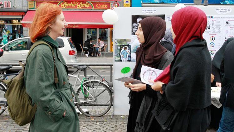 Avrupa’nın 25 noktasında başörtülü kadınlara ayrımcılığa karşı sokağa çıktılar