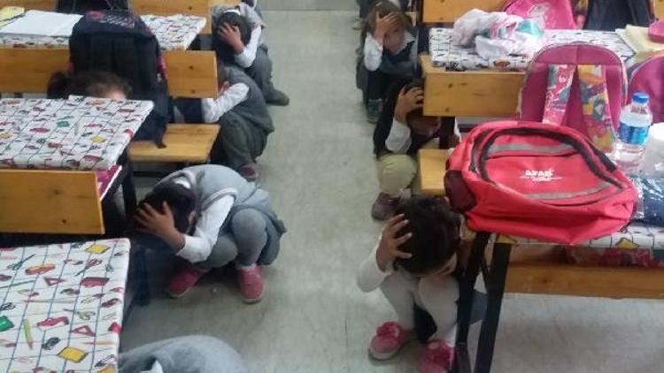 Öğrencilere afet çantası hazırlama ve deprem eğitimi