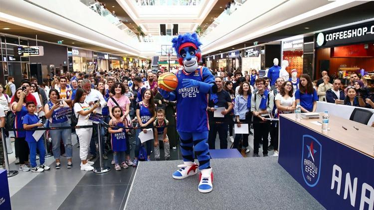 Anadolu Efes, taraftarlarıyla buluştu Yoğun ilgi...