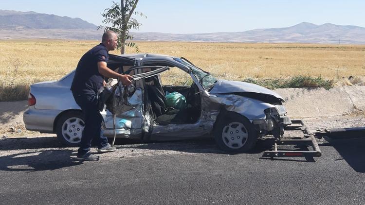 Kırıkkalede iki otomobil çarpıştı: 1 ölü, 10 yaralı