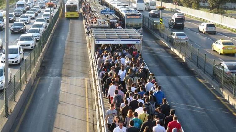 Altunizade metrobüs durağında yoğunluk