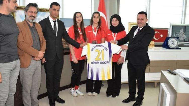 Başkan Beyoğlundan başarılı sporculara kutlama