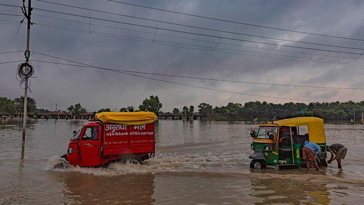 Hindistanda muson yağmurları bu yıl bin 600den fazla can aldı