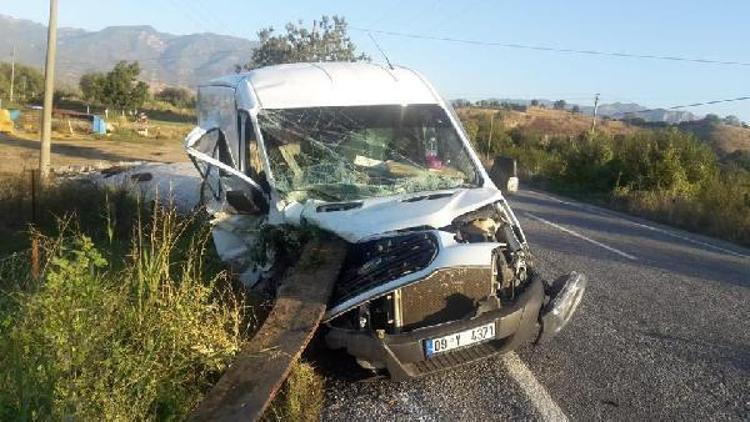 Minibüs traktöre arkadan çarptı: 1 ölü, 1 yaralı