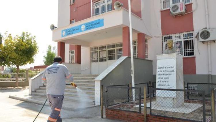 Tarsus’ta okullar öğrenciler için ilaçlanıyor