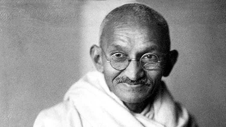 Akılalmaz olay Mahatma Gandinin anıtta saklanan külleri çalındı