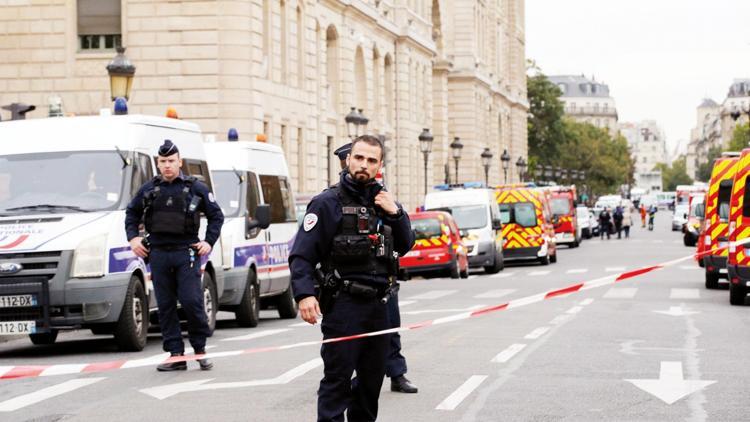 Paris polis merkezinde saldırı: 4 ölü