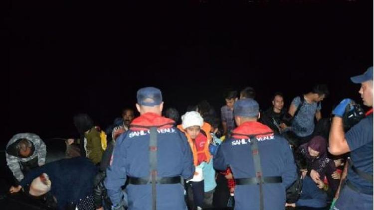 Çeşme açıklarında 111 kaçak göçmen ile 5 organizatör yakalandı
