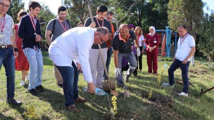 Salman, hem ödüllendirdi hem fidan dikti