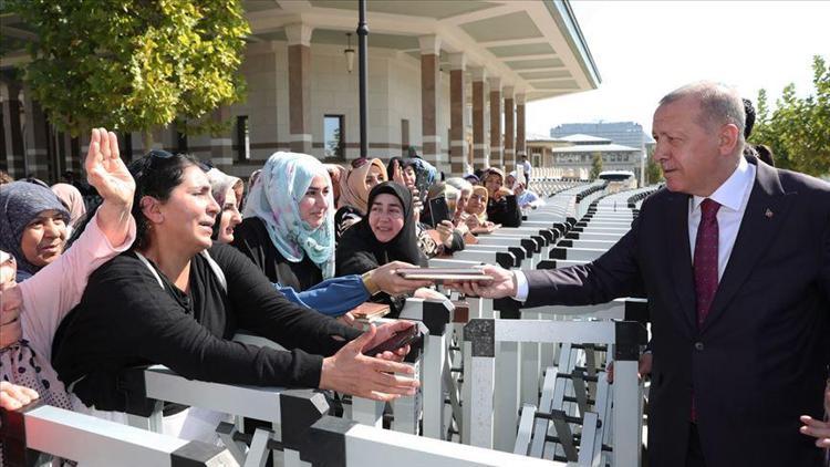 Cumhurbaşkanı Erdoğan vatandaşlara kitap hediye etti