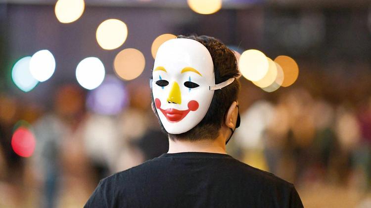 Hong Kong’da maskeye yasak