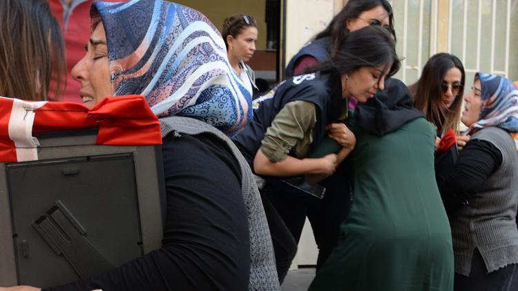 Diyarbakır’daki eylemde hareketli anlar İki anne HDP binasına girmek istedi…