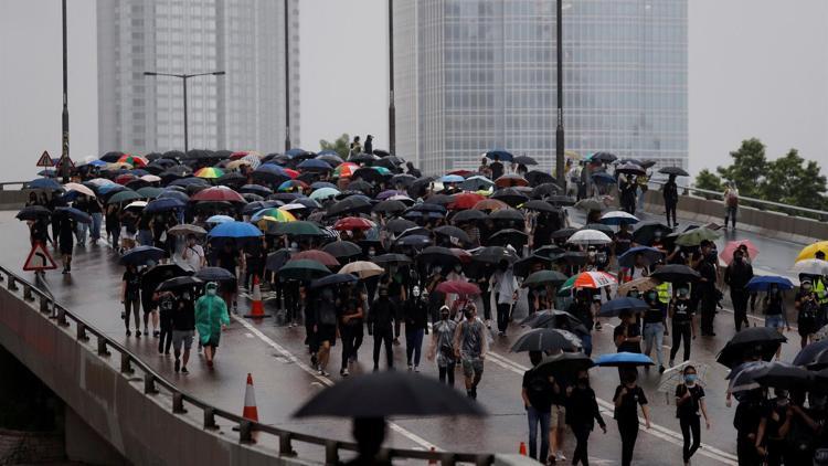 Hong Kongda maske yasağı protestoları sürüyor