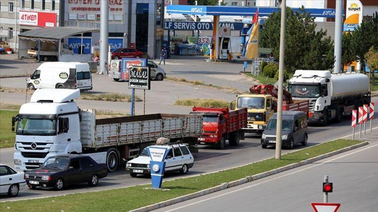 İki şoförden biri seyir halindeyken telefonla temas halinde