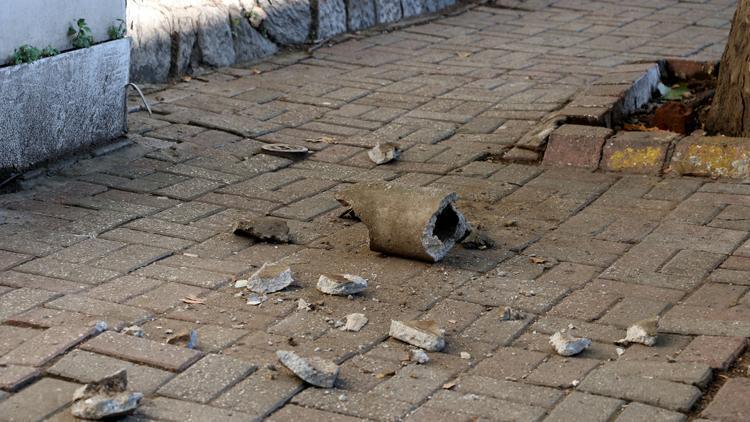 Beşiktaşta kaldırımda yürürken üzerine beton boru parçası düştü