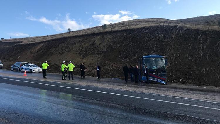 Sivasta mahkumları taşıyan araç devrildi