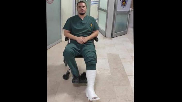 Hasta yakınlarının dövdüğü doktorun ayağı kırıldı