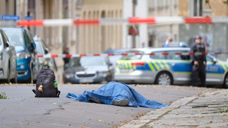Almanyada sinagog önünde silahlı saldırı: 2 ölü