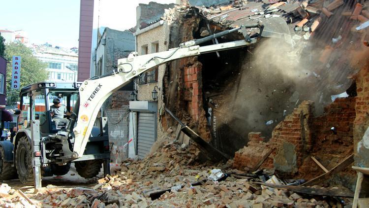 Beyoğlunda yıkılan metruk binanın enkazı kaldırılıyor