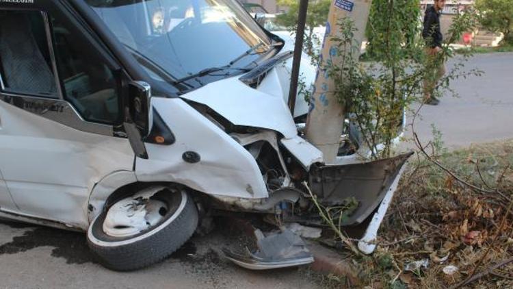 Öğrenci servisi ile hafif ticari araç çarpıştı: 10 yaralı