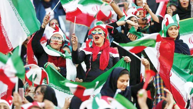 İranlı kadınlar stadyumda