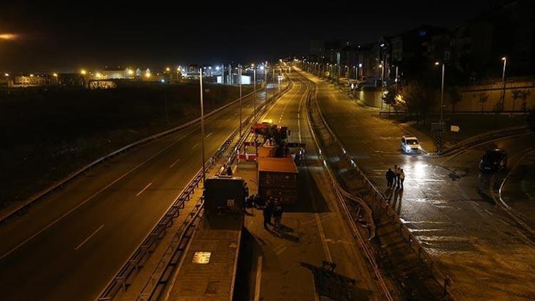 Beylikdüzünde TIR devrildi Trafik 2 saat durdu