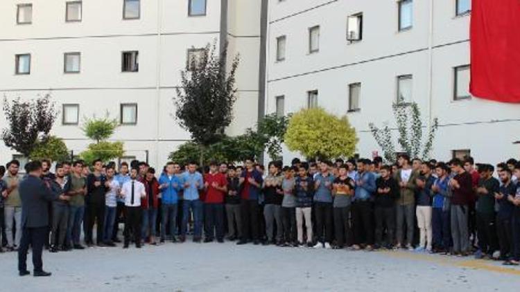 Öğrencilerden Mehmetçik için dua etti