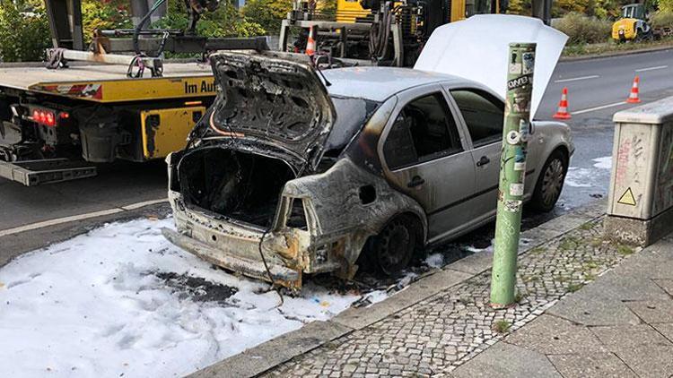 Berlin Büyükelçiliği’ne ait araç kundaklandı