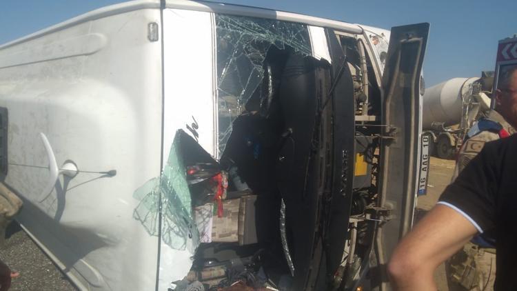 Bingölde yolcu taşıyan midibüs devrildi: 29 yaralı