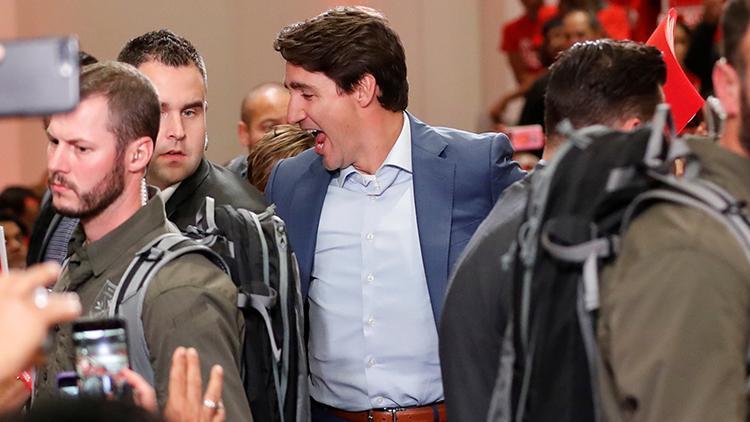 Kanada Başbakanı Trudeau, ilk kez bir mitinge çelik yelekle çıktı