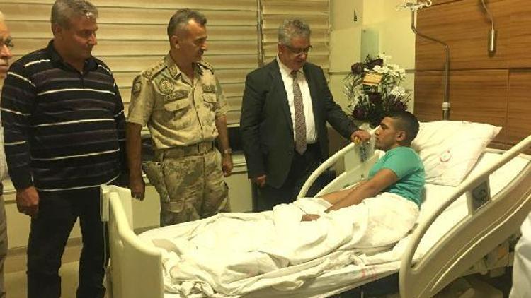 Vali Pekmez, Barış Pınarı Harekatında yaralanan askeri hastanede ziyaret etti