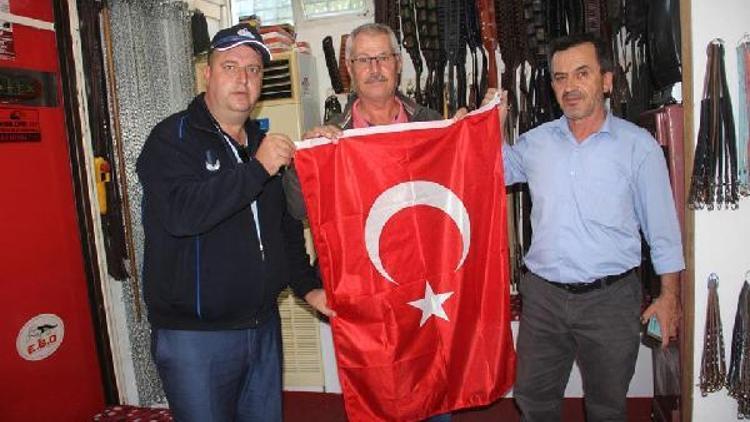 Kınıkta esnafa Türk bayrağı dağıtıldı