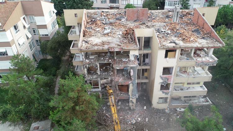 Büyükçekmecede riskil binalar kentsel dönüşüm kapsamında yıkıldı