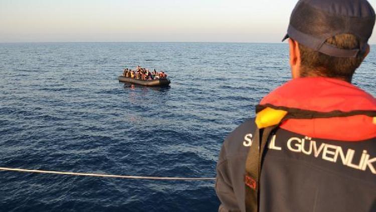 Lastik bot içinde 35’i çocuk, 74 kaçak göçmen yakalandı