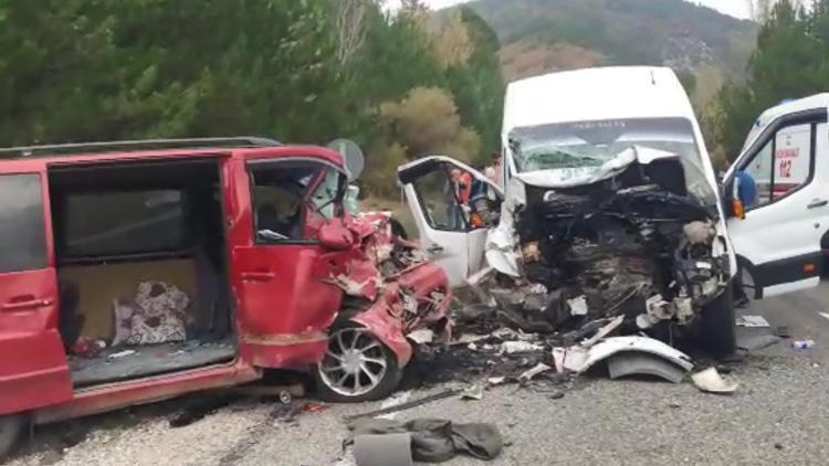 Kütahyada minibüsler çarpıştı: 1 ölü, 15 yaralı