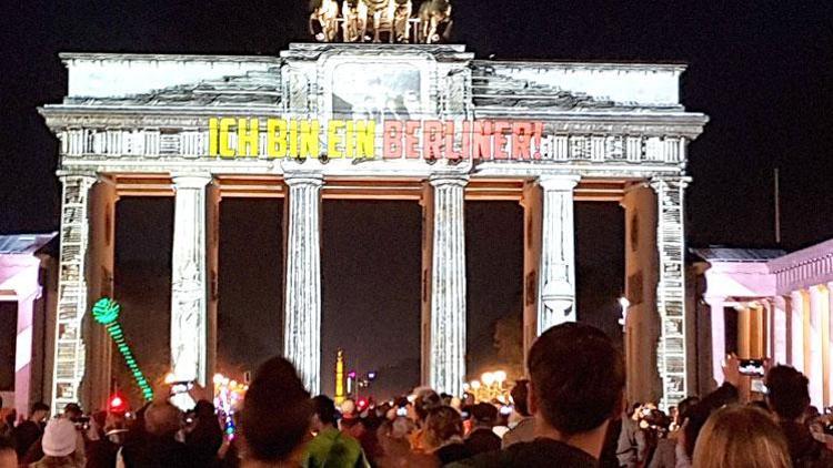 10 binlerce Berlinli gece yarısı sokaklara döküldü