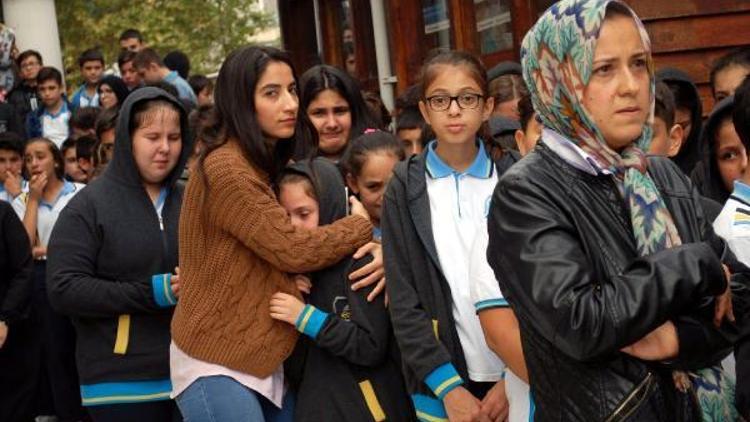 Okul arkadaşları İrfanı gözyaşlarıyla son yolculuğuna uğurladı