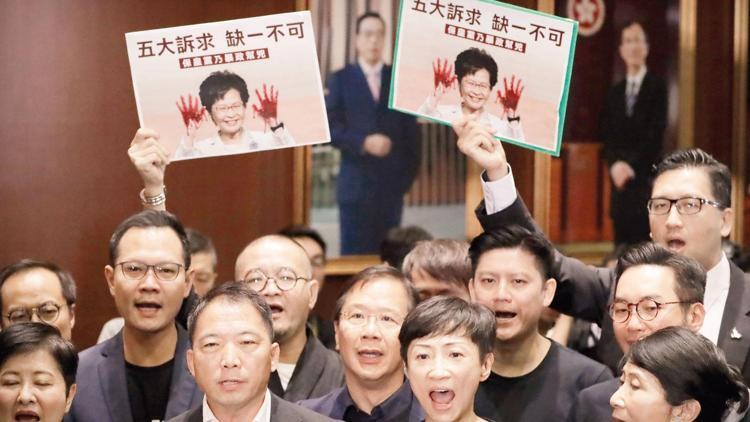 Hong Kong liderinin konuşması yarıda kesildi