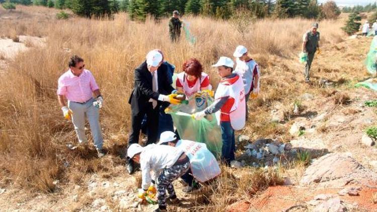 Öğrenciler 1 saatte 20 çuval çöp topladı